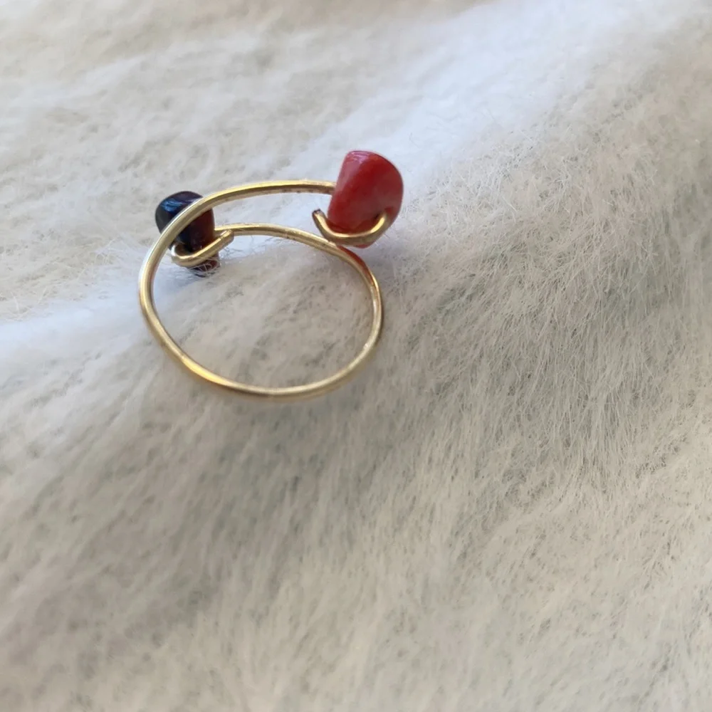 Hand crafted pink and brown sea shell beads ring on gold wire. - Picture 3 of 5
